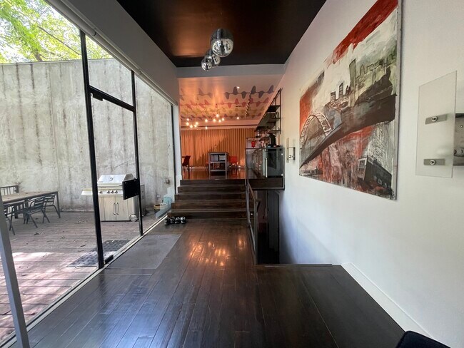 Building Photo - 2105 Riverview St
