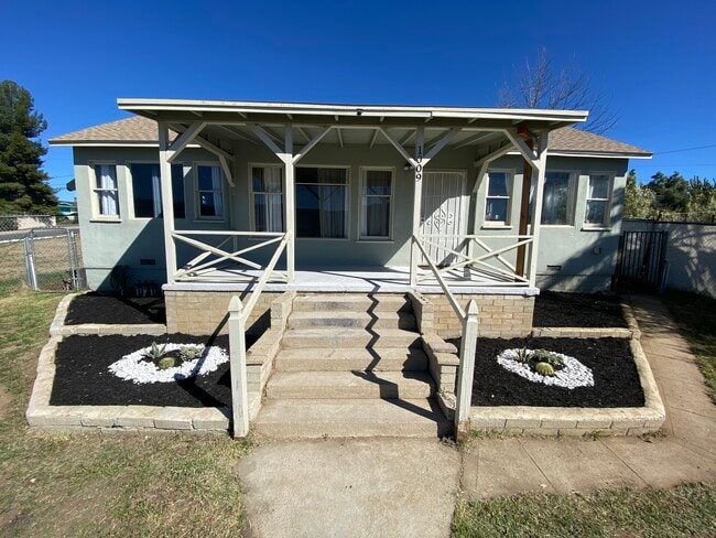 Building Photo - 1009 W Heald Ave