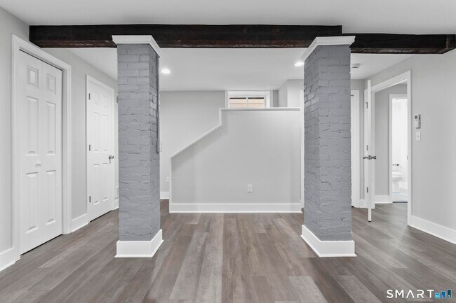 Building Photo - 548 Ferry St