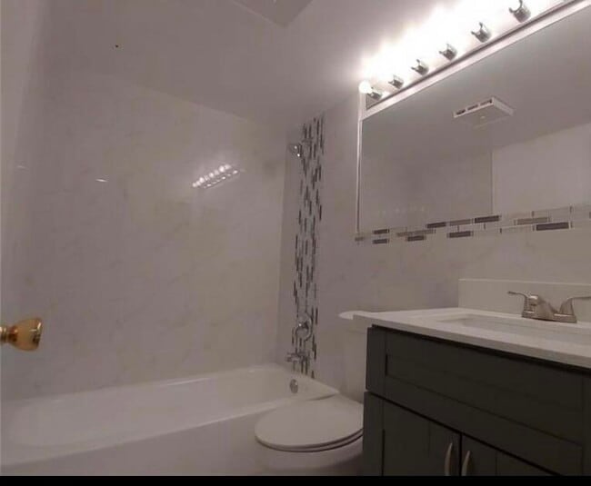 Building Photo - 9903 Three Lakes Cir