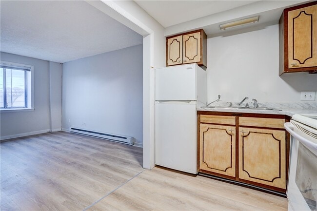 Building Photo - 400 Main St