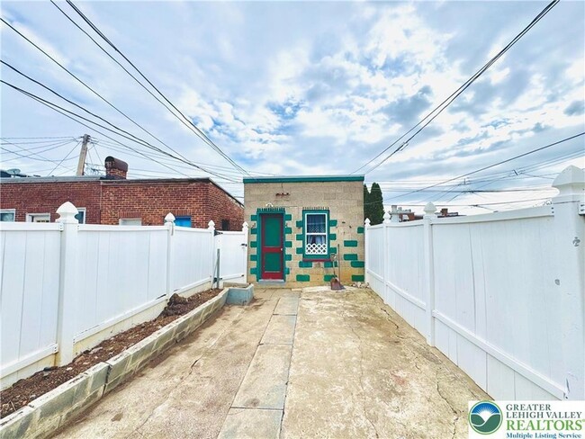 Building Photo - 637 N Penn St