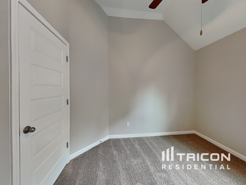 Building Photo - 1760 Long Acre Dr
