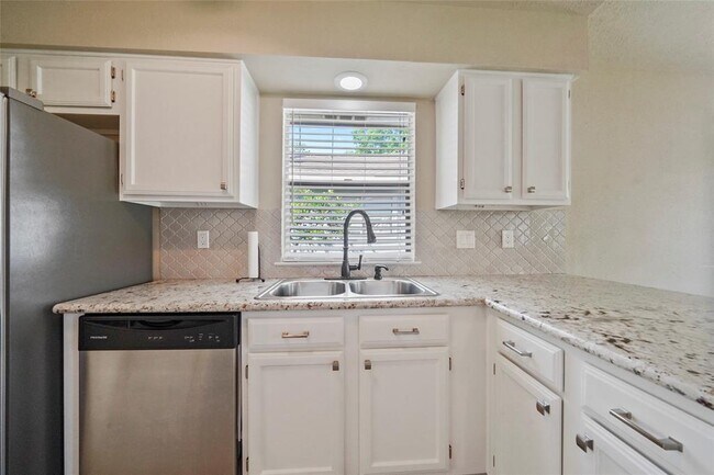 Building Photo - 2911 Parkwood Manor Dr