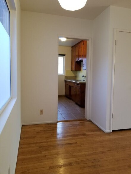 Building Photo - 2370 Walgrove Ave