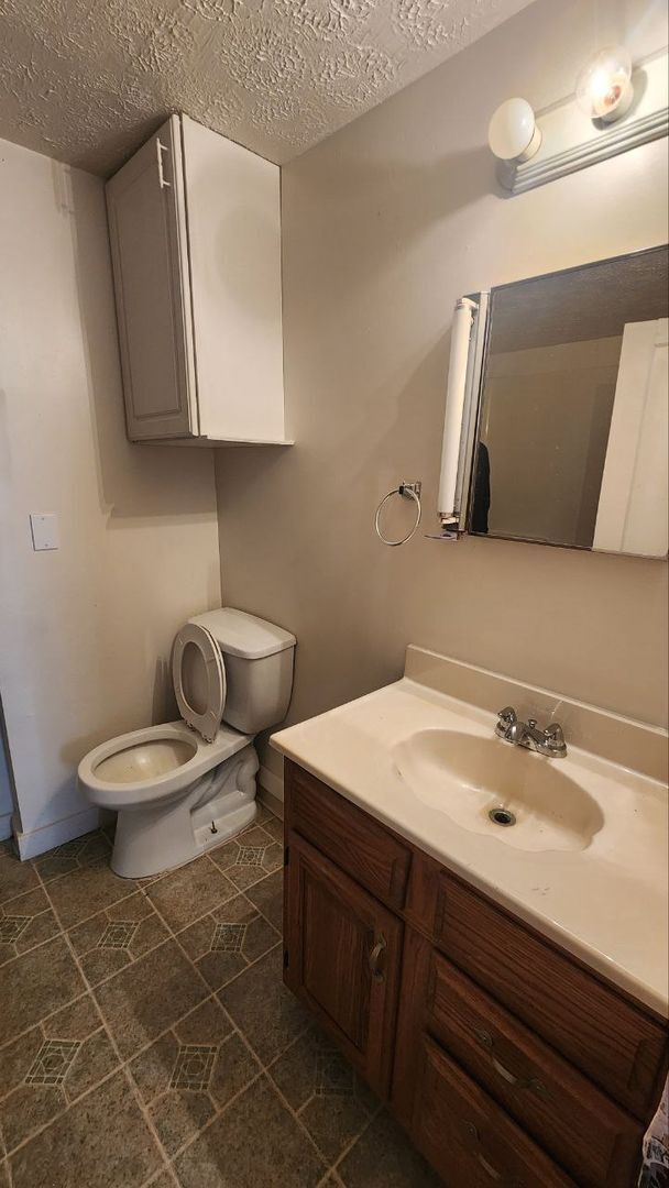 Building Photo - 3 bedroom 2 bathroom single family home | section 8 and EDEN welcomed