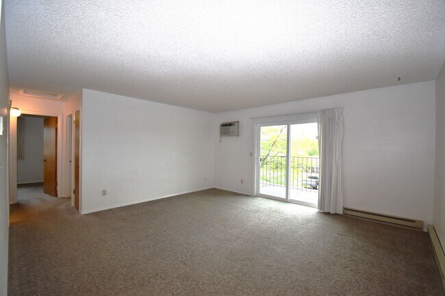 Building Photo - Spacious top floor! Close to downtown!