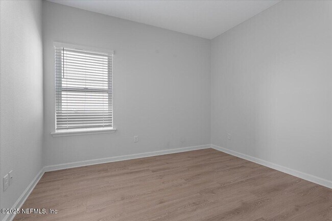 Building Photo - 221 Ness Cir