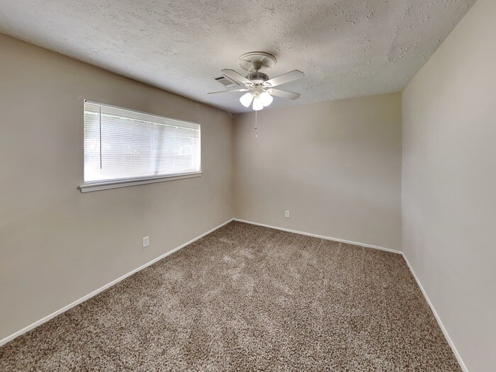 Building Photo - 809 Lochmoor Ln