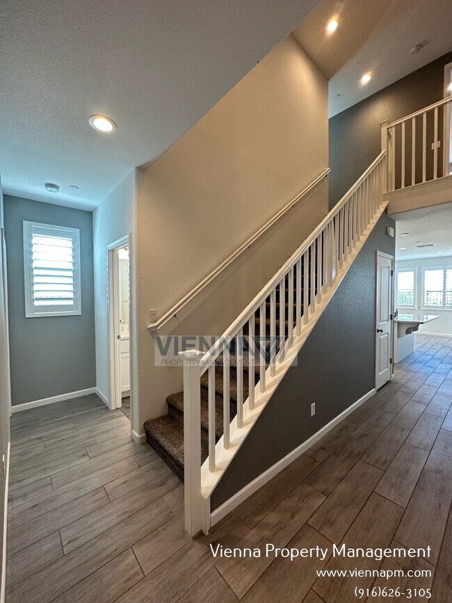 Building Photo - 1347 Larkspur Dr
