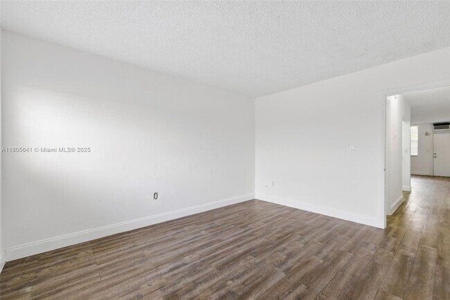 Building Photo - 465 E 28th St