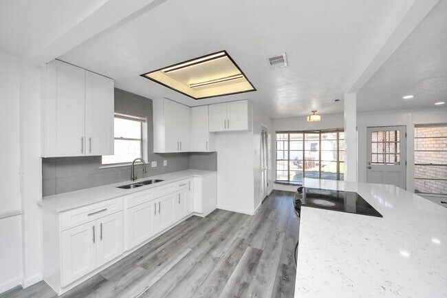 Building Photo - 8011 La Roche Ln