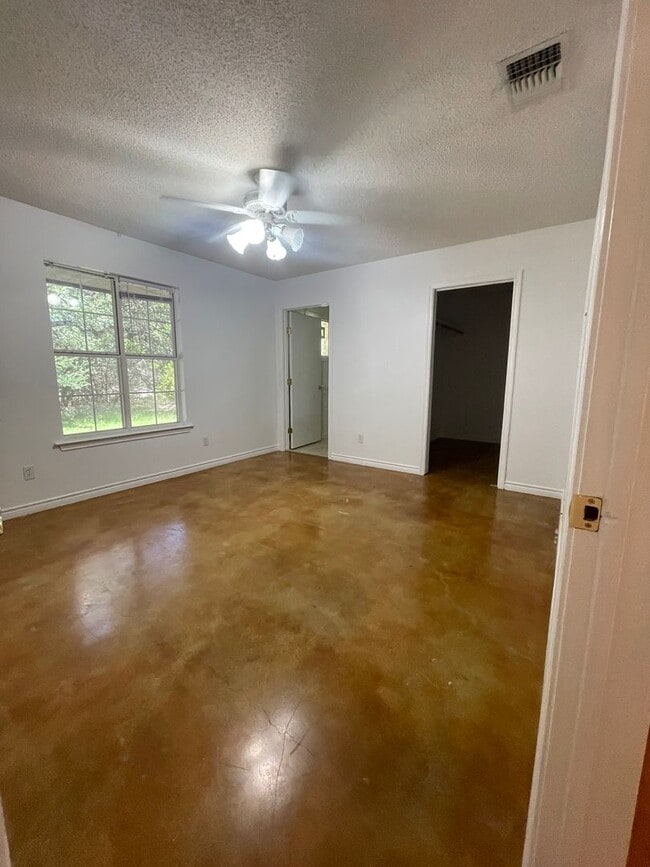 Building Photo - NEW ON MARKET