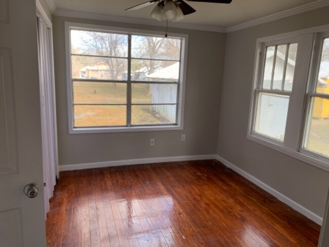 Building Photo - 911 E Ash St