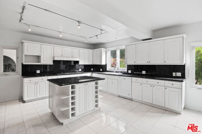 Building Photo - 713 Elm Dr