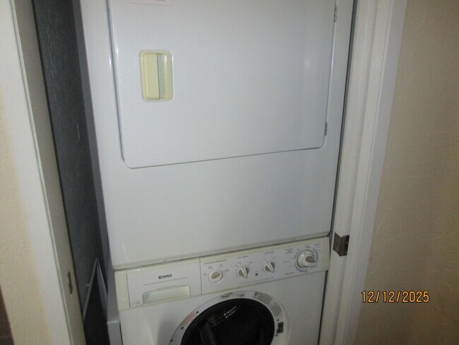 Building Photo - 2001 Gold Ave SE