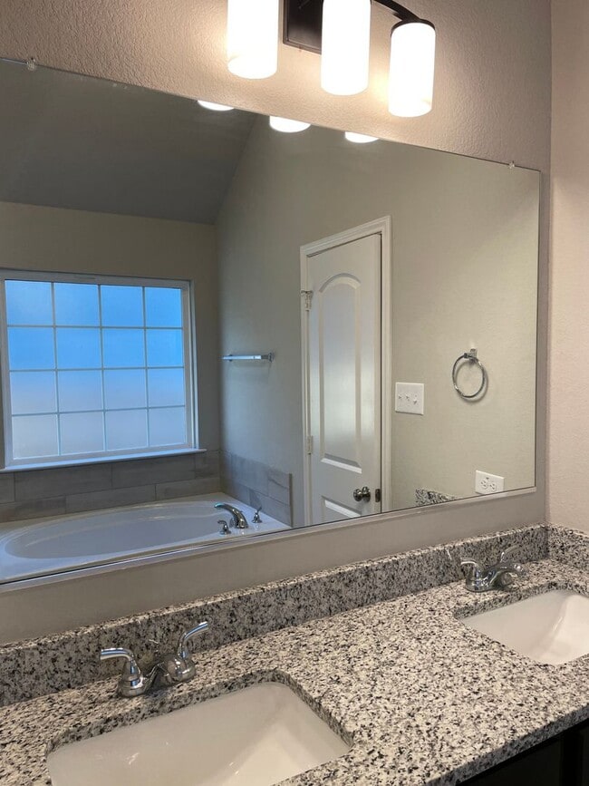 Building Photo - Available Now! 3 bed, 2 bath, Park Meadows...