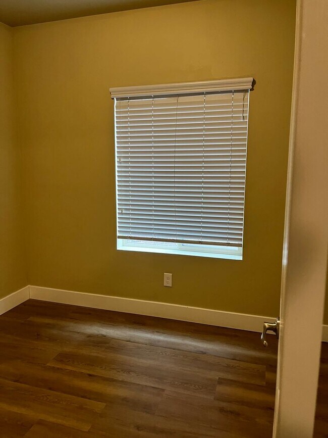 Building Photo - GORGEOUS Downtown Unit!!!