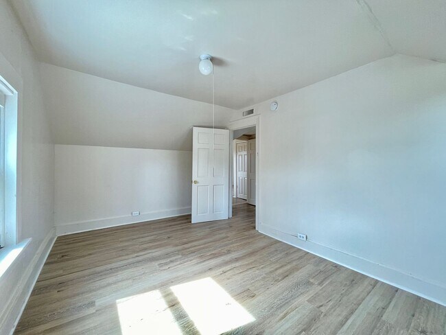 Building Photo - 718-720 E Grape St.