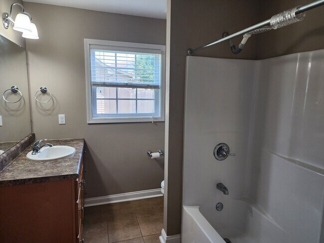 Building Photo - Maryville 37801 - 3 bed 2 bath home with a...