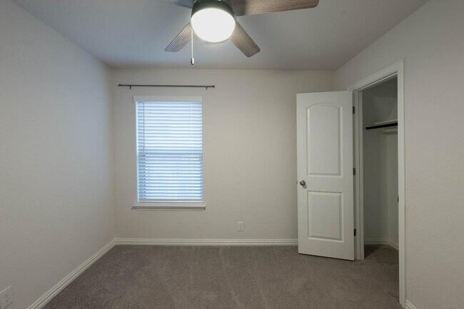 Building Photo - 2089 Egret Ave