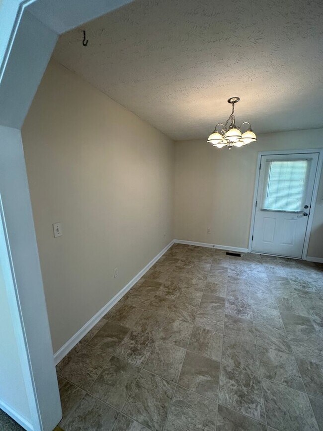 Building Photo - 3 Bedroom, 2 Bath Home Located in Manchester