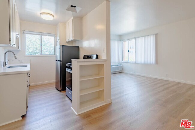 Building Photo - 758 N Hudson Ave