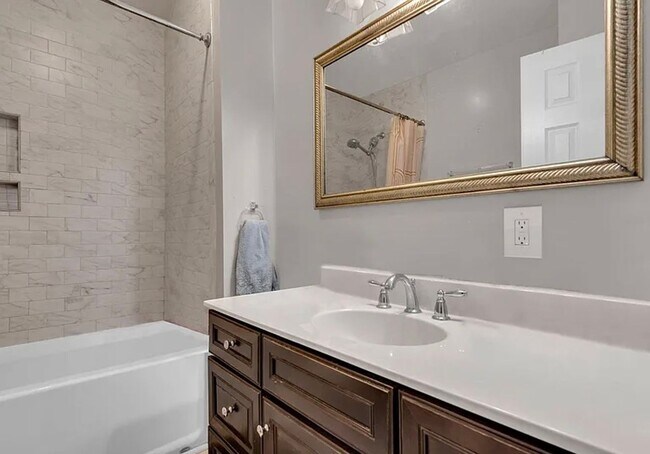 Building Photo - Beautifully Renovated Townhome in Mt. Vern...