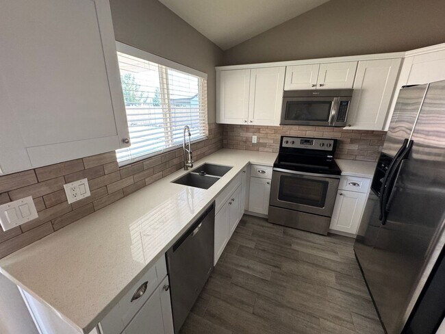 Building Photo - Stunning 3-bedroom, 2-bathroom home locate...