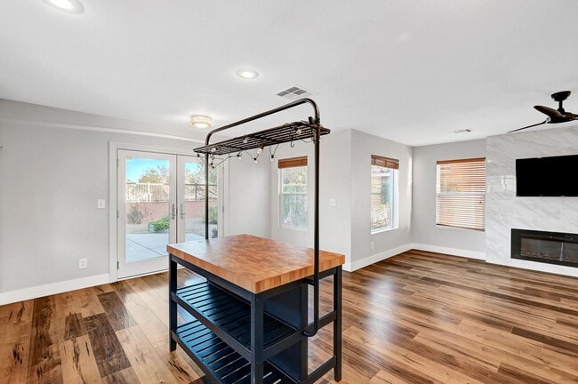 Building Photo - Remodeled Three Bedroom in Summerlin! No carpet!