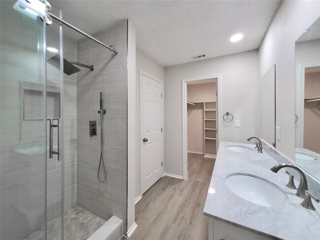 Building Photo - 9512 Meadowheath Dr