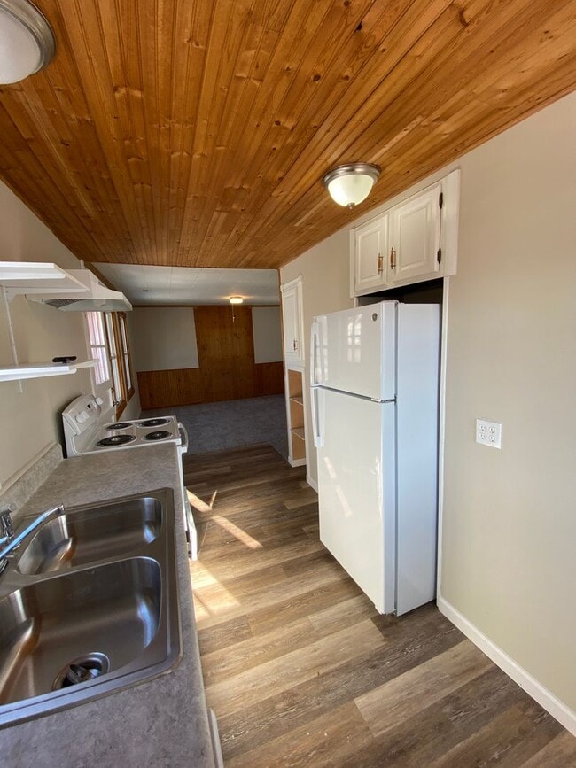 Building Photo - Updated 2 Bedroom 1 Bath