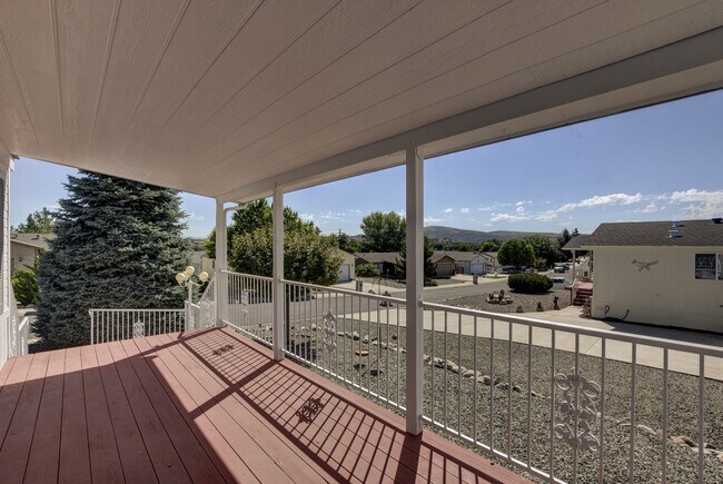 Building Photo - Beautiful 3 Bedroom in Vista Del Lago!
