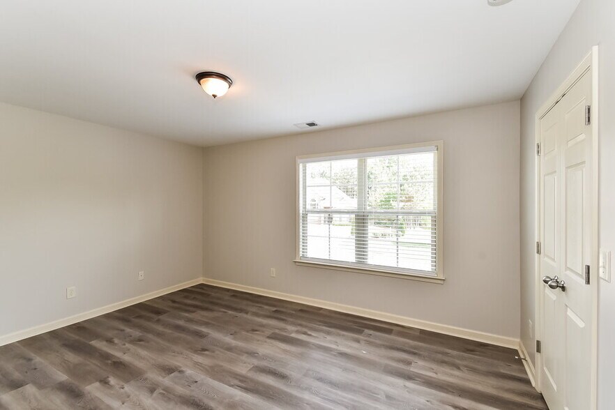 Building Photo - 1000 Cureton Dr