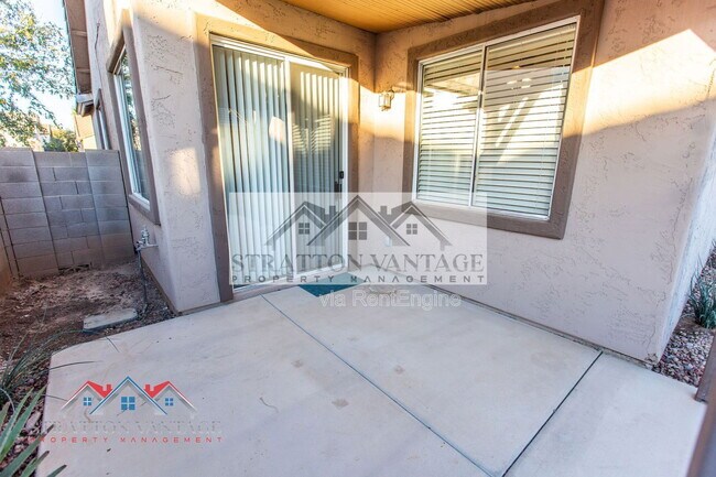 Building Photo - 1131 E Ferrara St