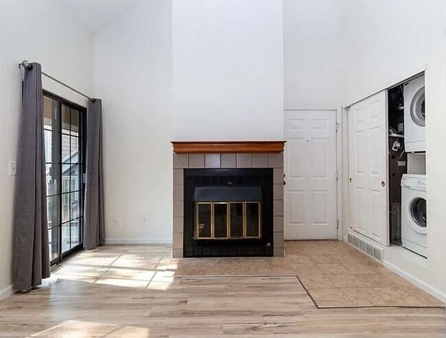 Building Photo - Updated Top-Floor Condo in Boulder’s Powde...