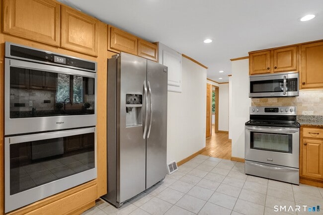 Building Photo - 228 N Granby Rd