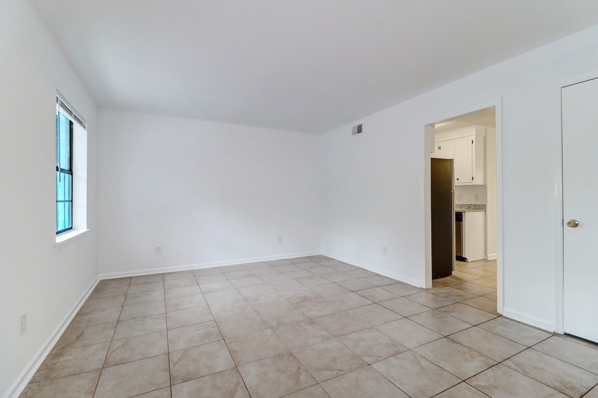 Building Photo - 1618 Poinsettia Rd