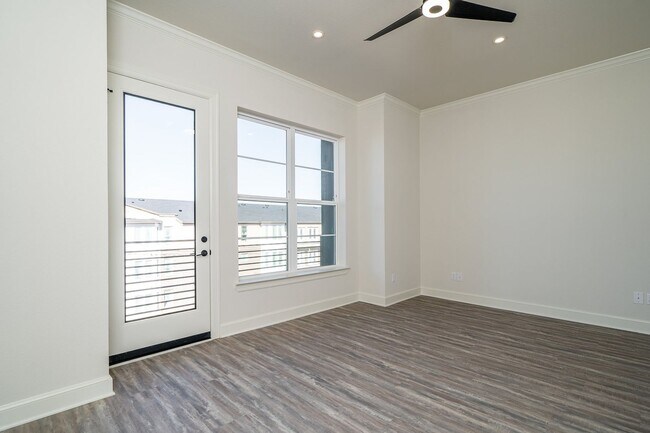 Building Photo - Exquisite 3-bedroom, 3.5-bath, 2-car garage townhome in downtown Tyler!