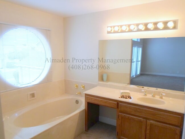 Building Photo - Remodeled Almaden Townhome in Great Location! Award Winning Schools! Central A/C!!