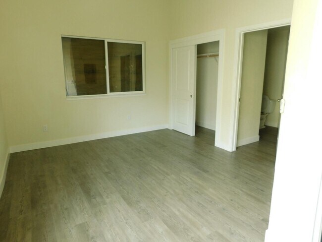 Building Photo - 113 G St