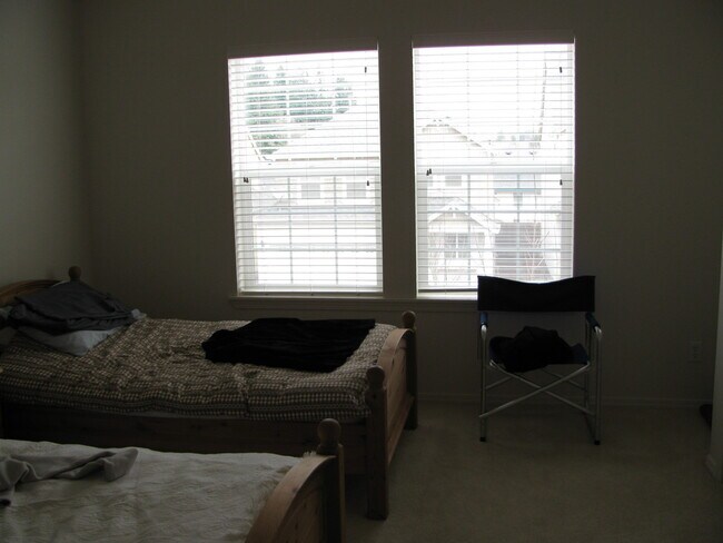 Building Photo - 1652 NW Shadow Hills Lane ~ Excellent Beth...