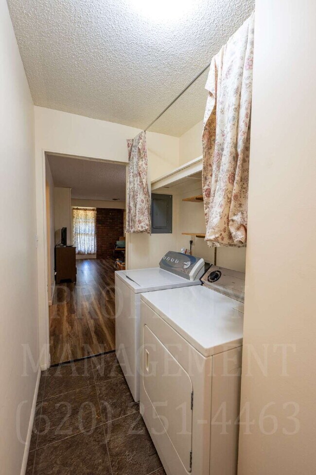 Building Photo - Charming 2-Bedroom Oasis in the Heart of Coffeyville