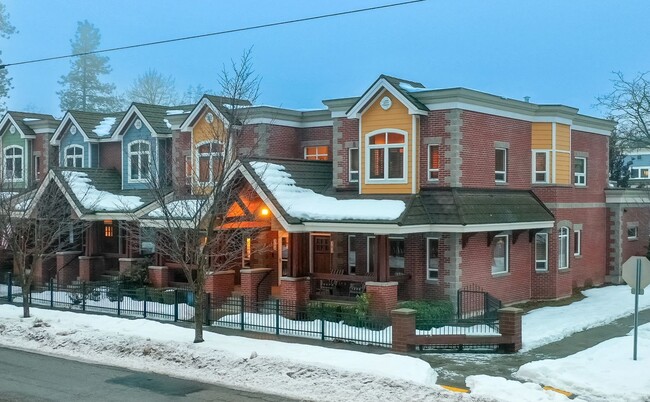 Building Photo - Executive Townhome - Walking distance to C...