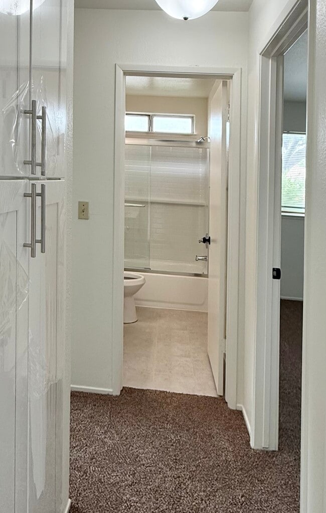 Building Photo - 200 Northwoods Ave