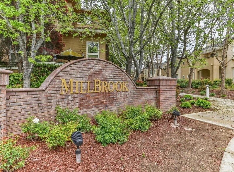 Community Entrance - 542 Mill River Ln