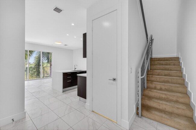 Building Photo - 1044 NE 18th Ave