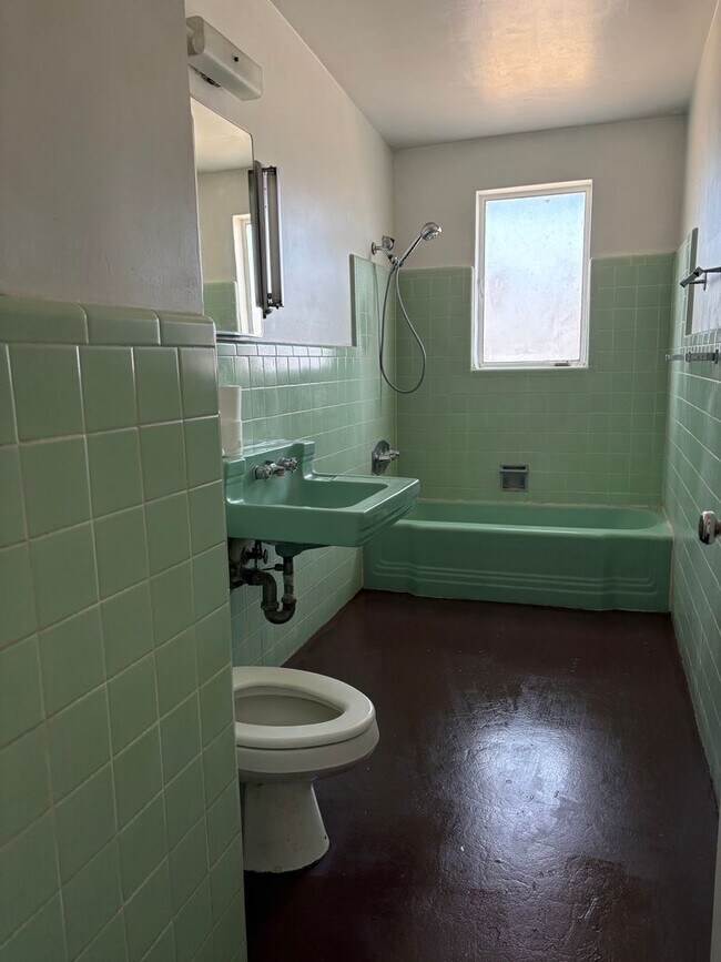 Building Photo - Beautifully Renovated 2 Bedroom -A/C- Fenced Yard