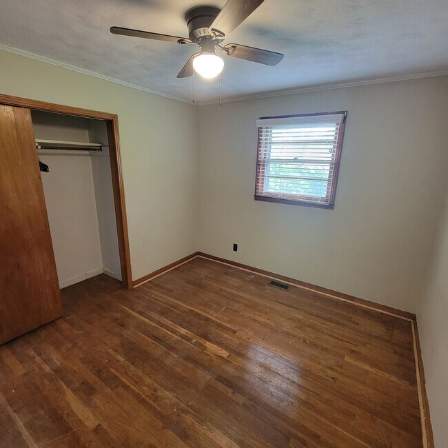 Building Photo - 3/1 Brick Ranch-Cookeville City-Carport
