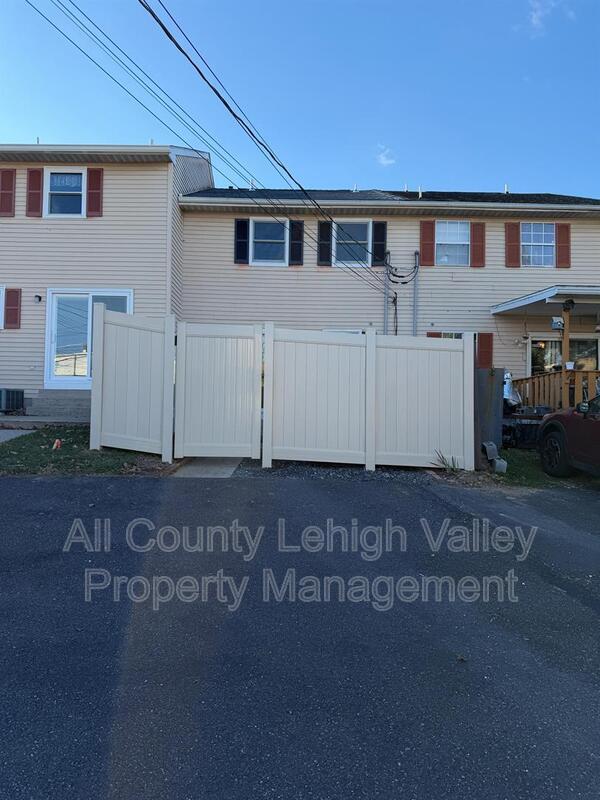 Building Photo - 405 S St George St